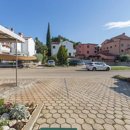 With Parking Space - 7154 Apartamento Poreč