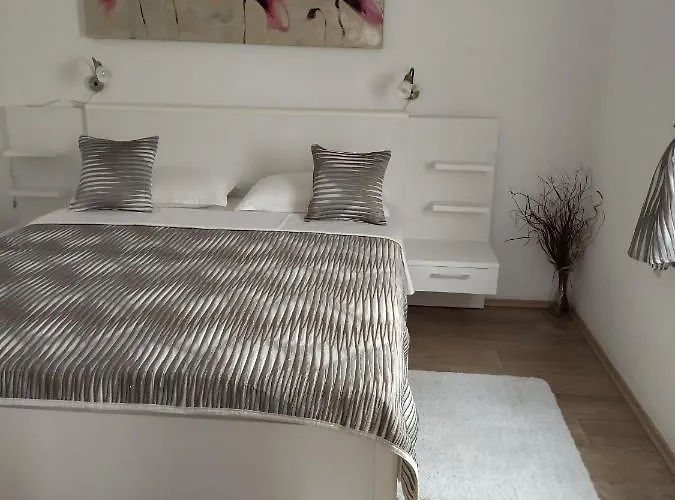 With Parking Space - 7154 פורץ